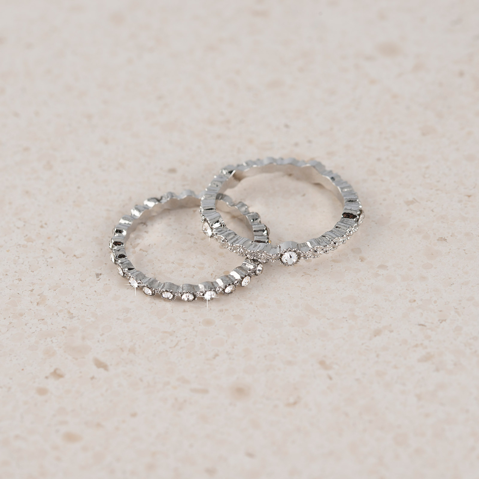 Silverfärgade ringar med stenar - 2 pack