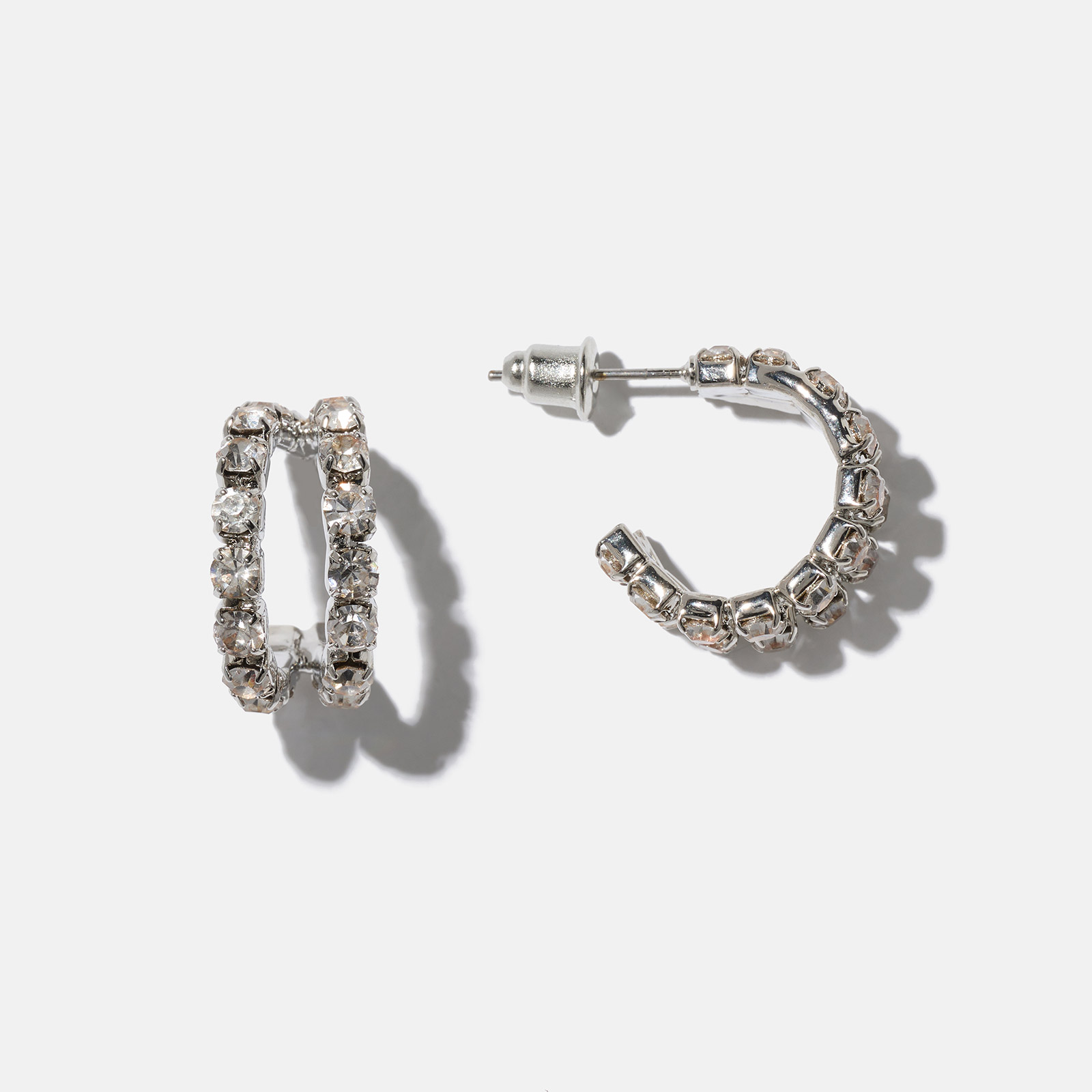 Silverfärgade örhängen, vita stenar - hoops 15 mm