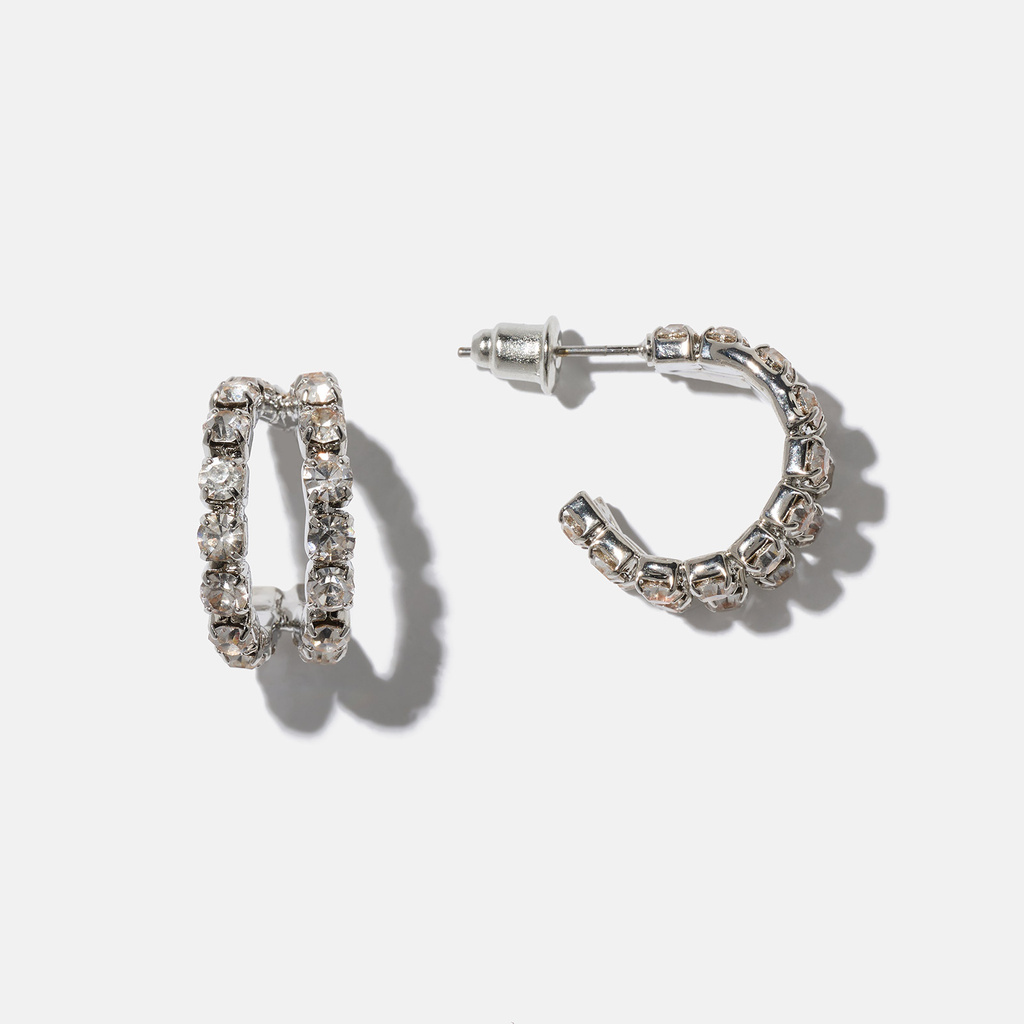 Silverfärgade örhängen, vita stenar - hoops 15 mm