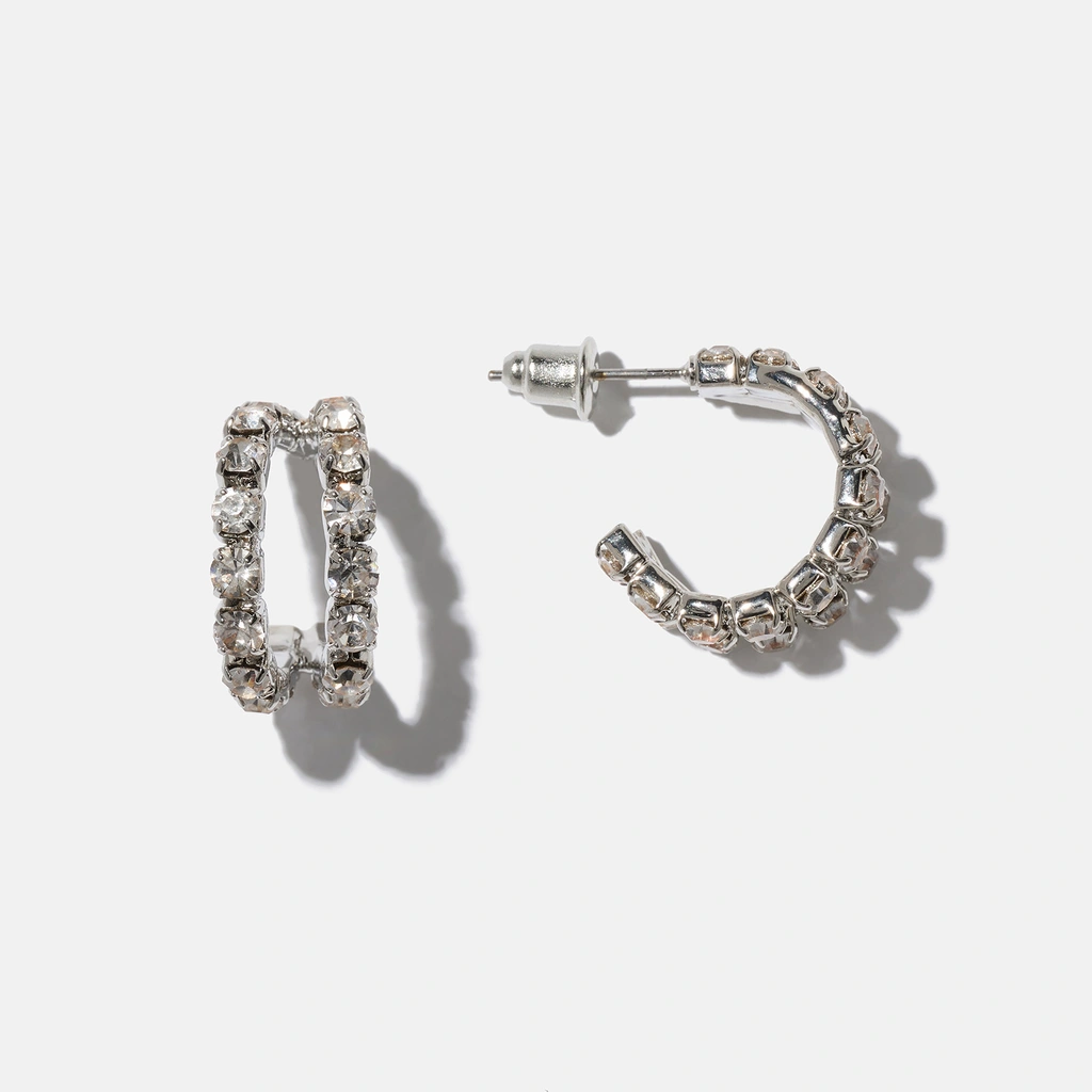 Silverfärgade örhängen, vita stenar - hoops 15 mm