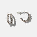 Silverfärgade örhängen, vita stenar - hoops 15 mm