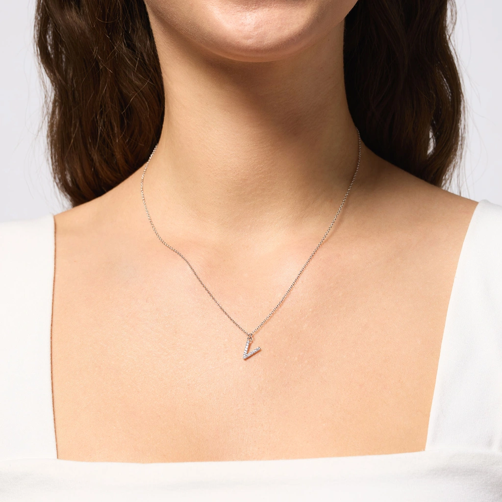Halsband äkta silver, bokstav V - 42+3 cm