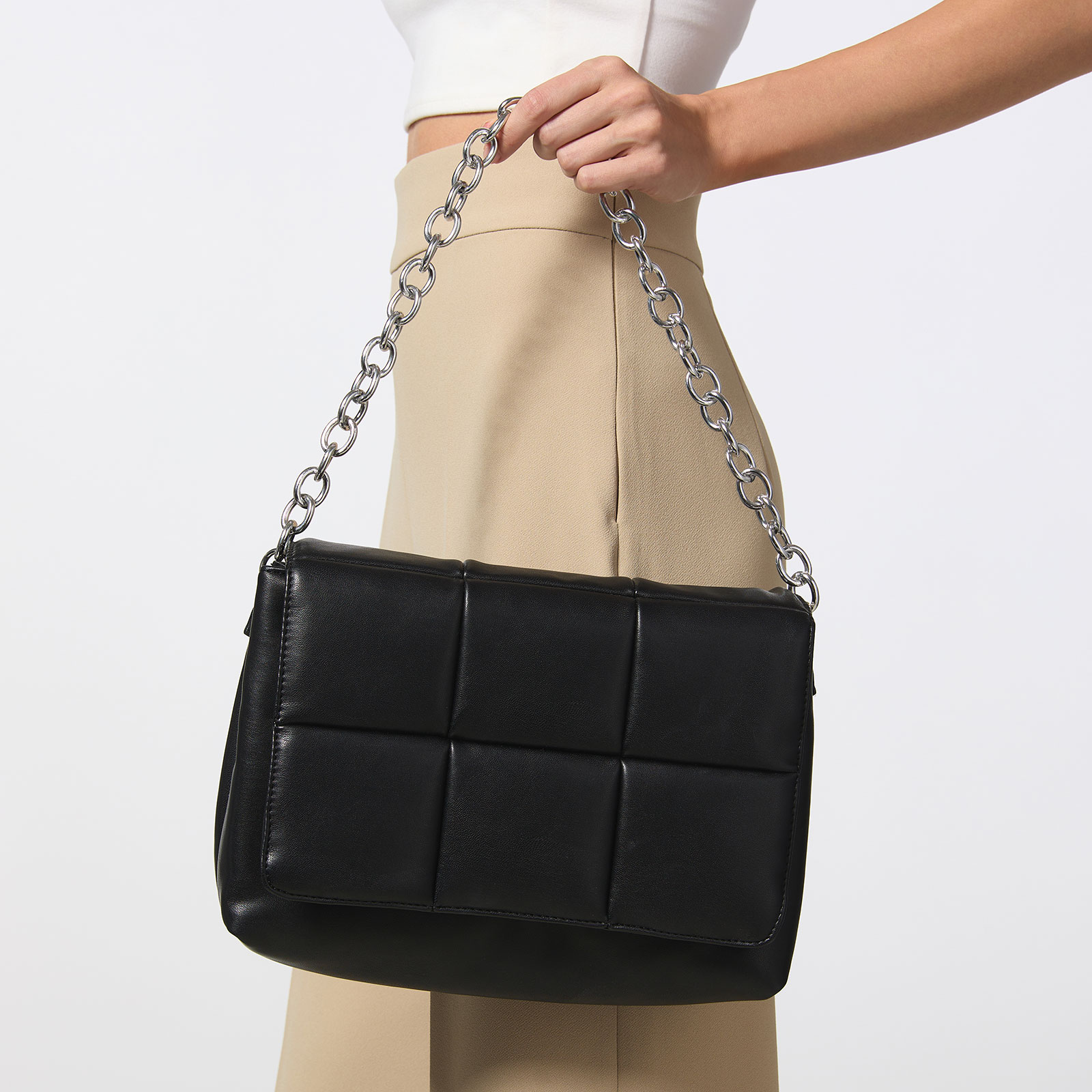 Svart mönstrad väska