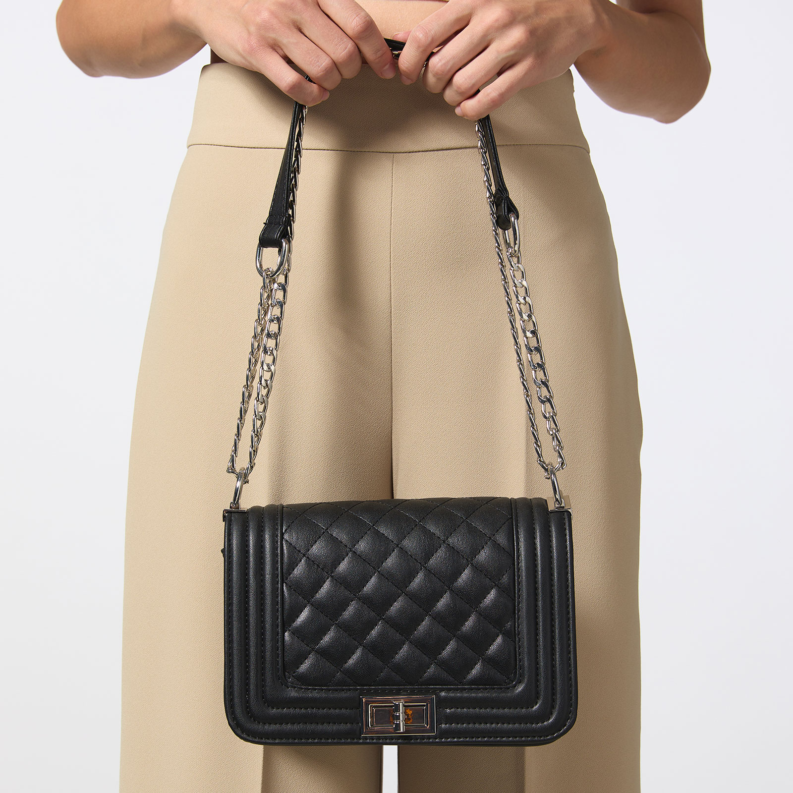 Svart väska - quiltad med kedja