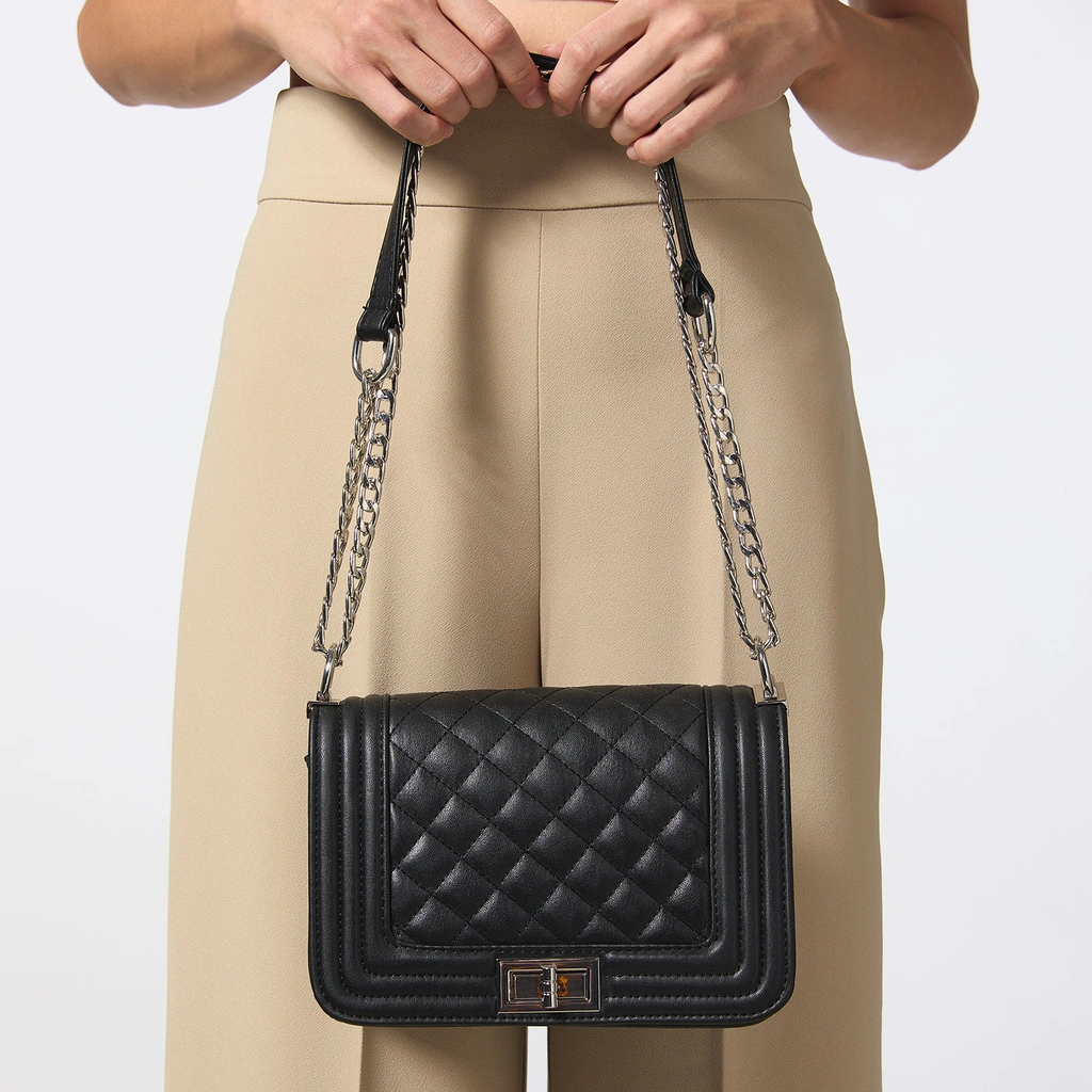 Svart väska - quiltad med kedja