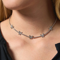 Silverfärgat halsband, strass fjärilar
