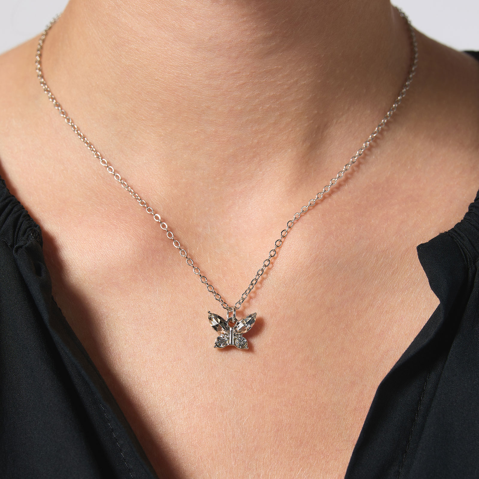 Silverfärgat halsband, fjäril