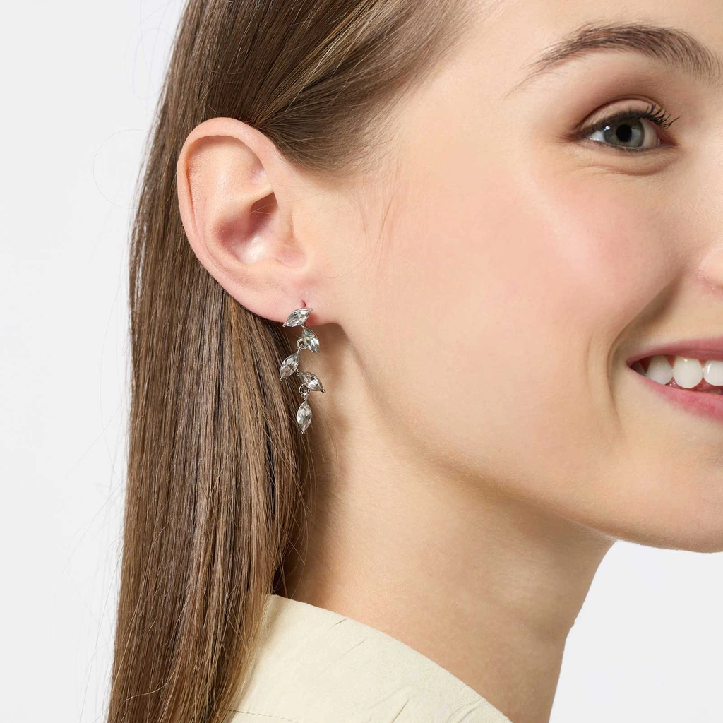 Silverfärgade hängande örhängen, blad