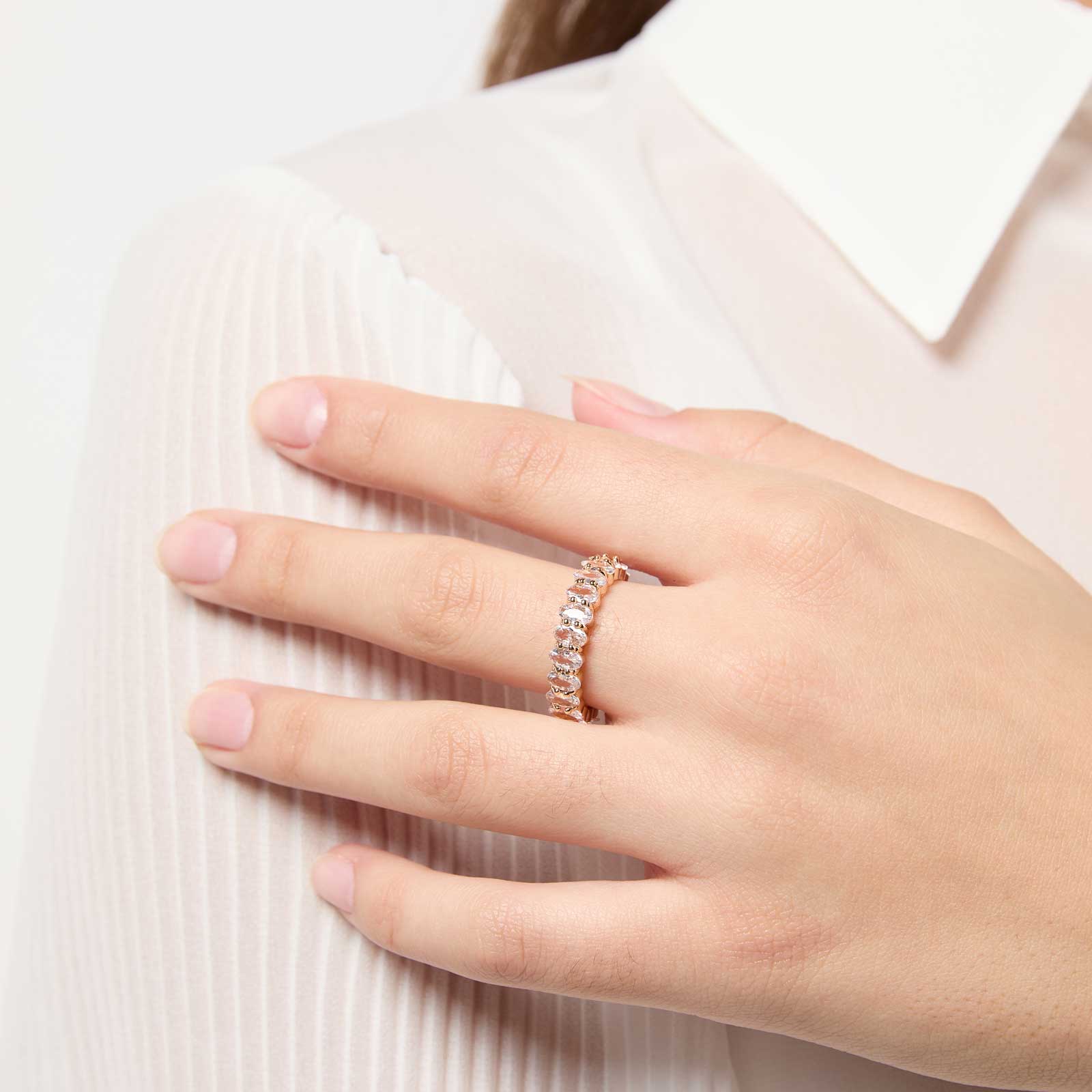 Guldfärgad ring fylld med vita stenar