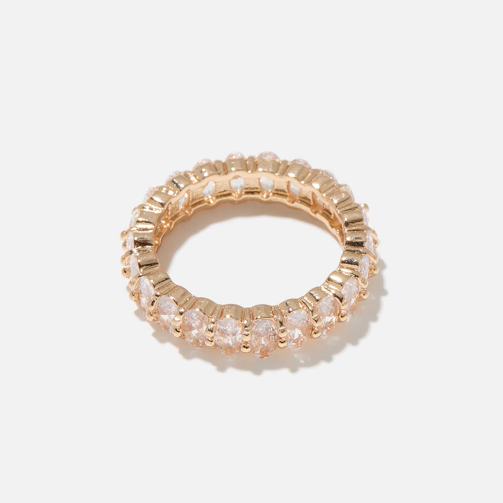Guldfärgad ring fylld med vita stenar