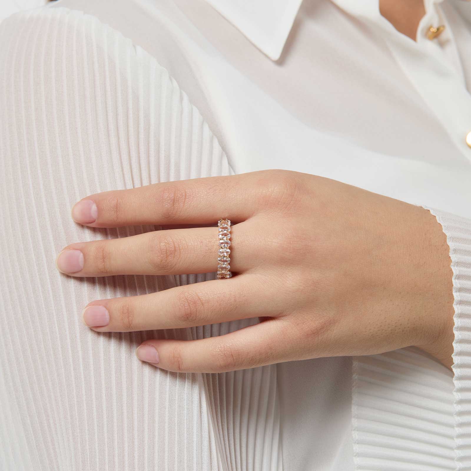 Guldfärgad ring fylld med vita stenar