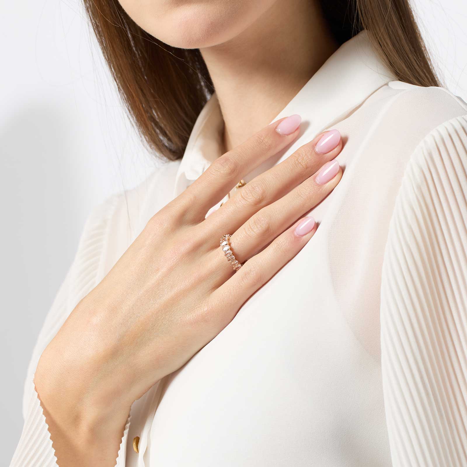 Guldfärgad ring fylld med vita stenar