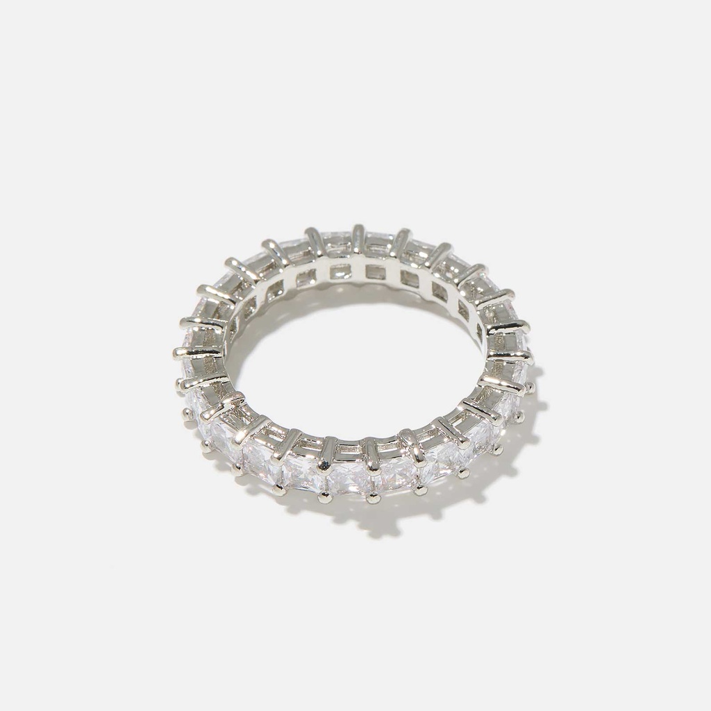 Silverfärgad ring med vita stenar