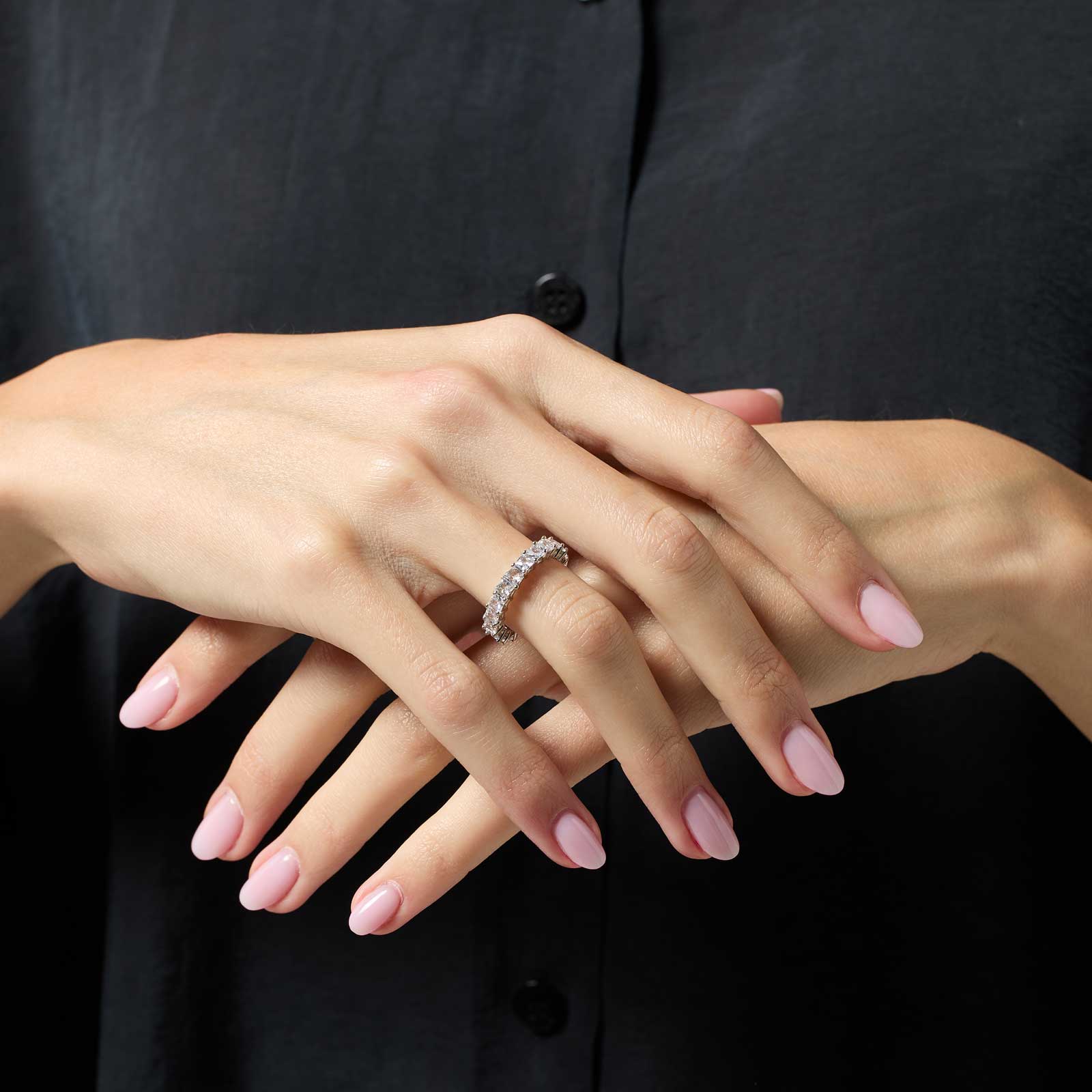 Silverfärgad ring med vita stenar