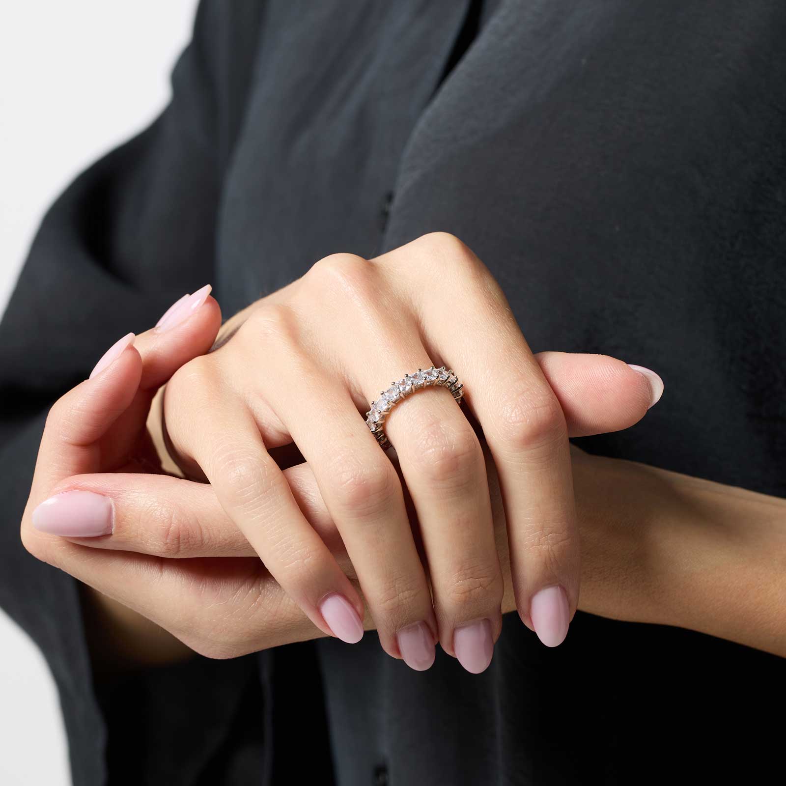 Silverfärgad ring med vita stenar