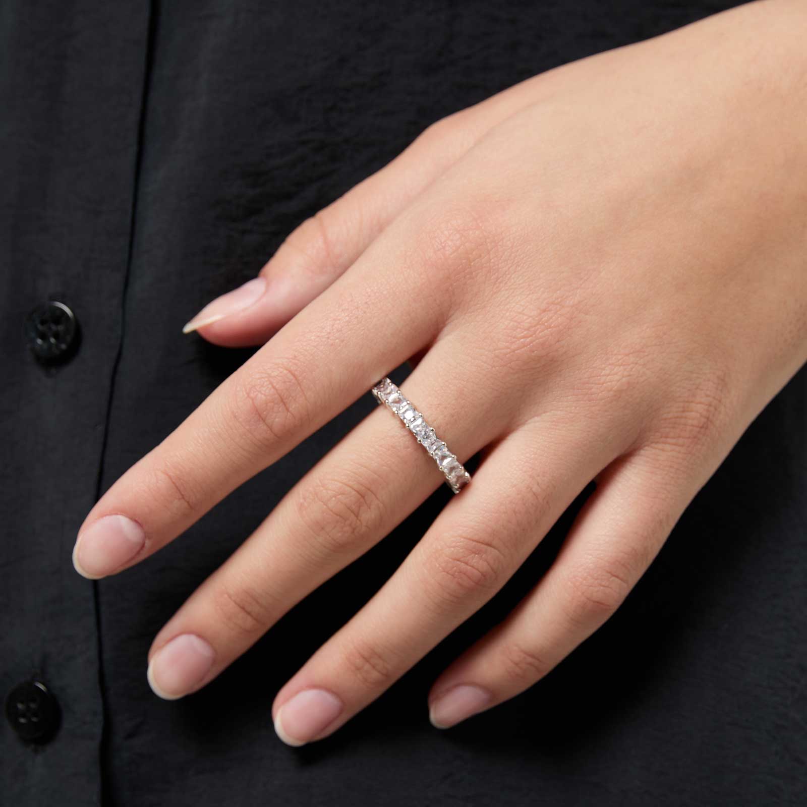 Silverfärgad ring med vita stenar