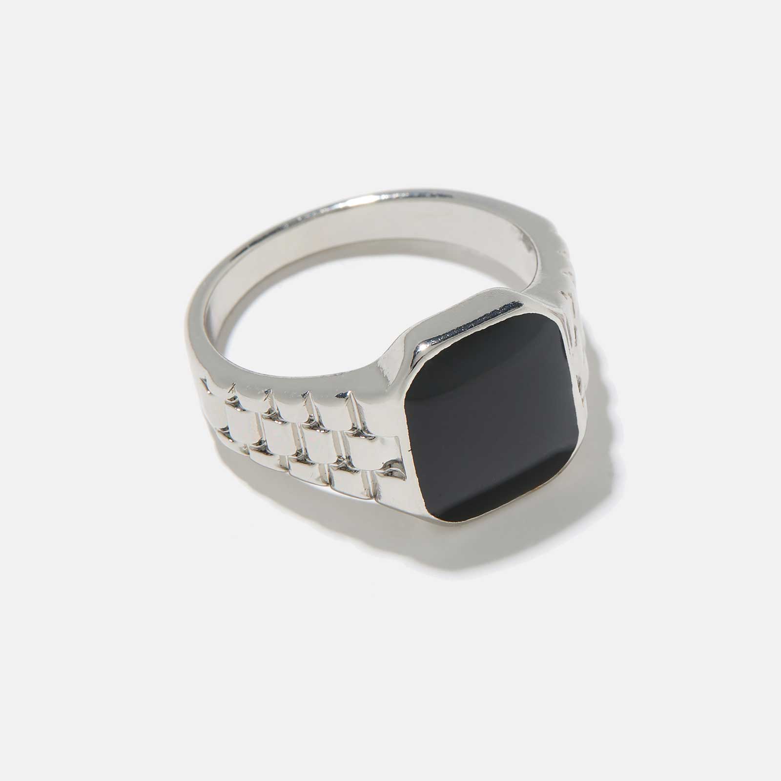 Silverfärgad klackring med svart klack