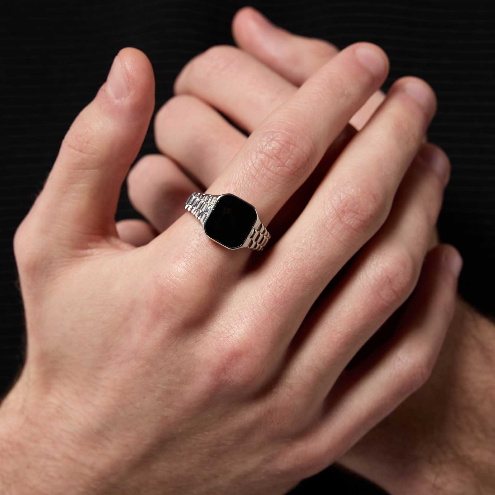 Silverfärgad klackring med svart klack