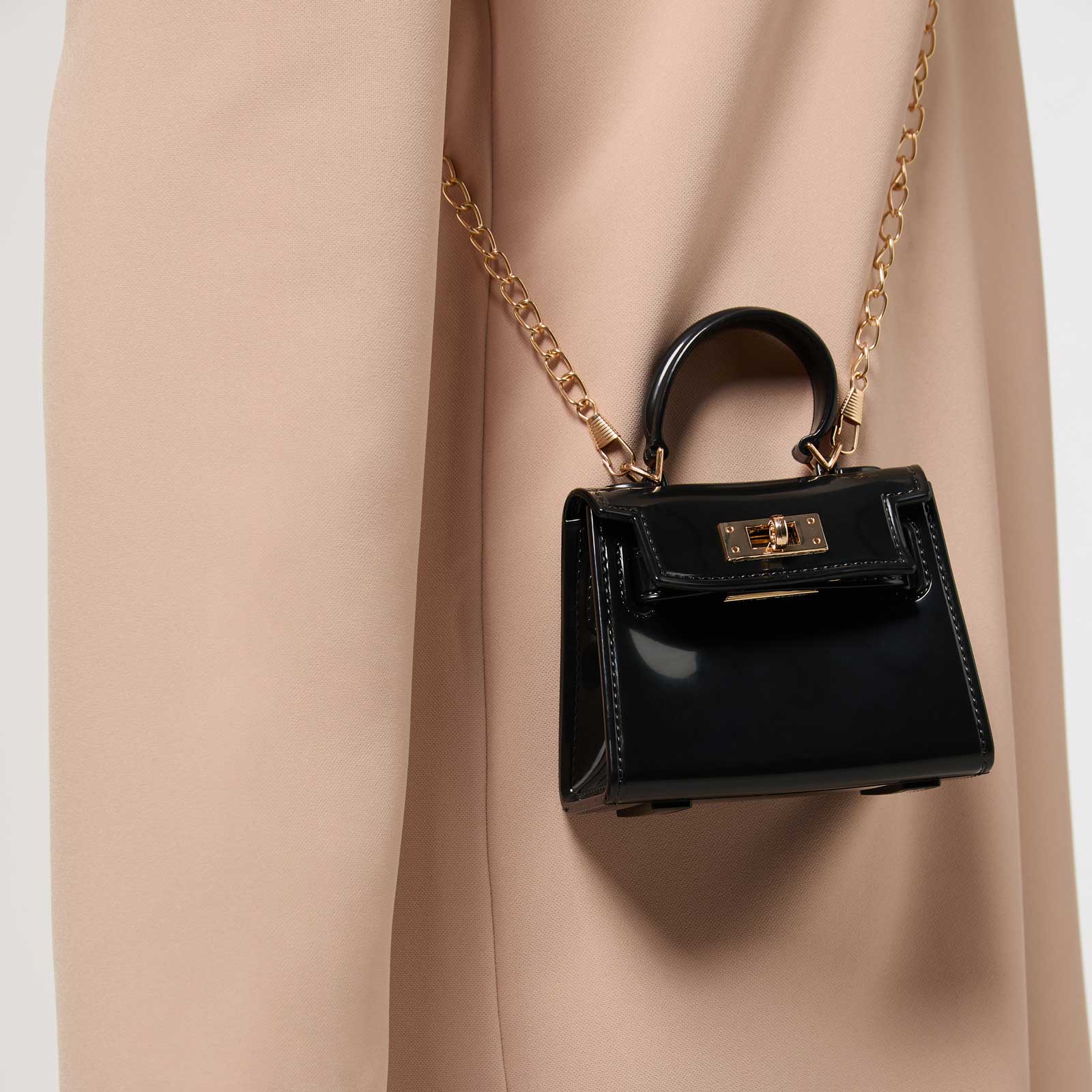 Väska mini, svart lack - guldfärgade detaljer