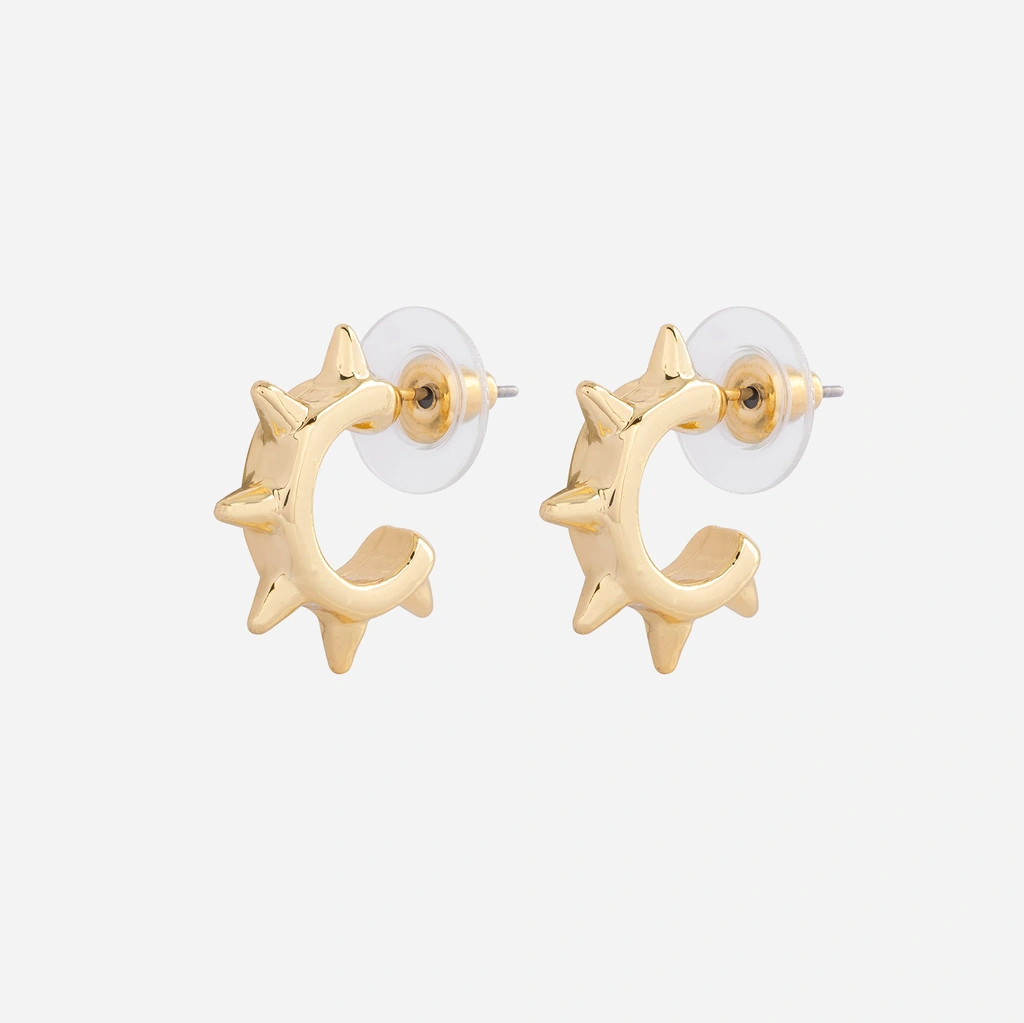 Guldfärgade örhängen - hoops med nitar, 9mm