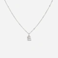 Silverfärgat halsband - bokstav E