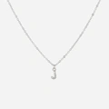Silverfärgat halsband - bokstav J