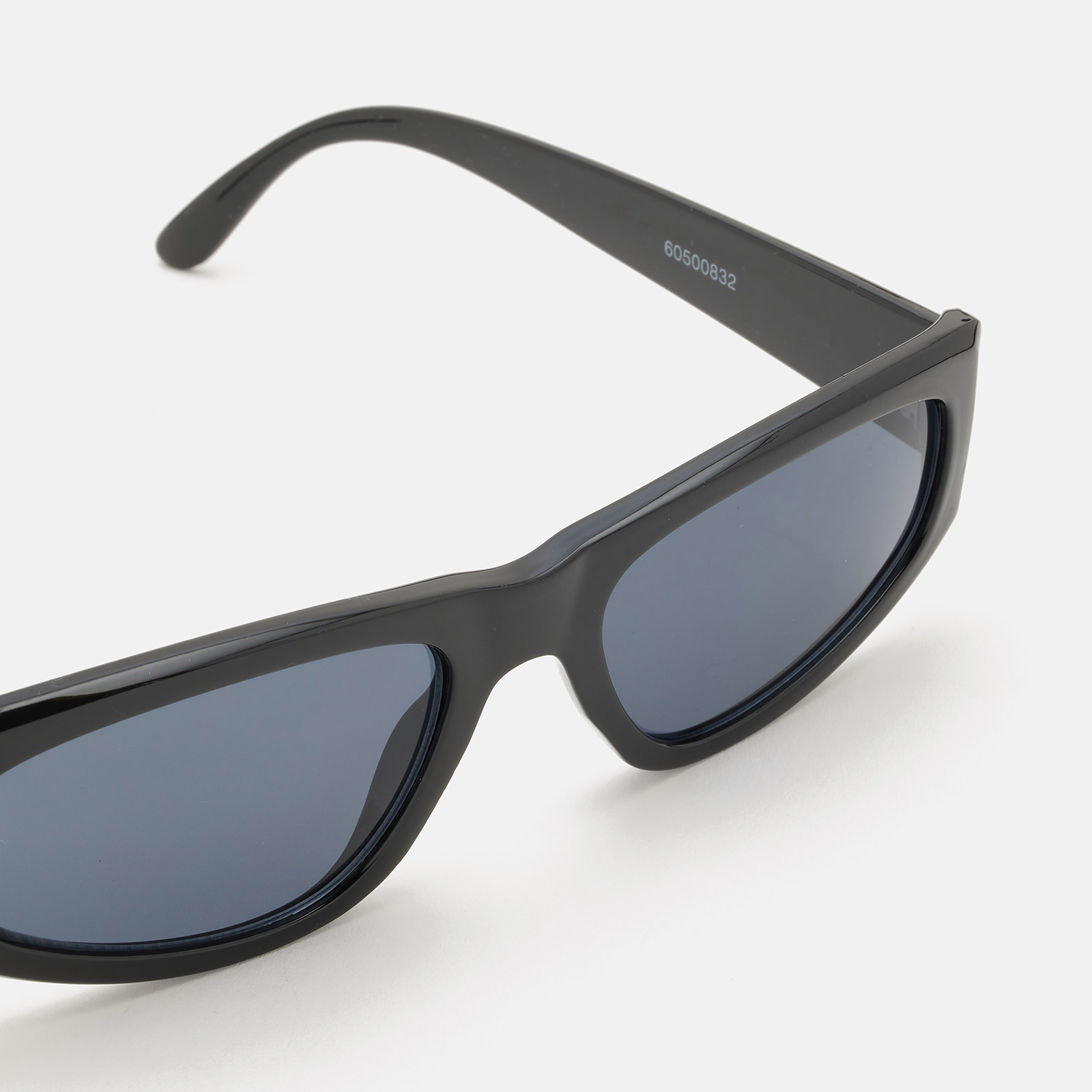 Svarta solglasögon - smal retromodell