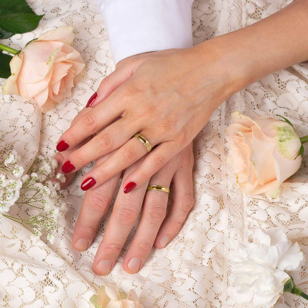 Förlovningsring 9k guld - kupad 4,5 mm / 1 mm