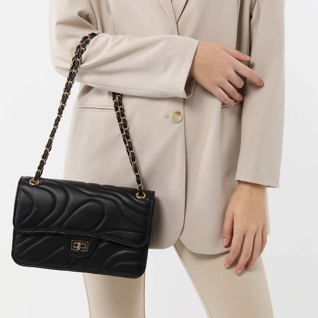 Svart mönstrad väska med axelband