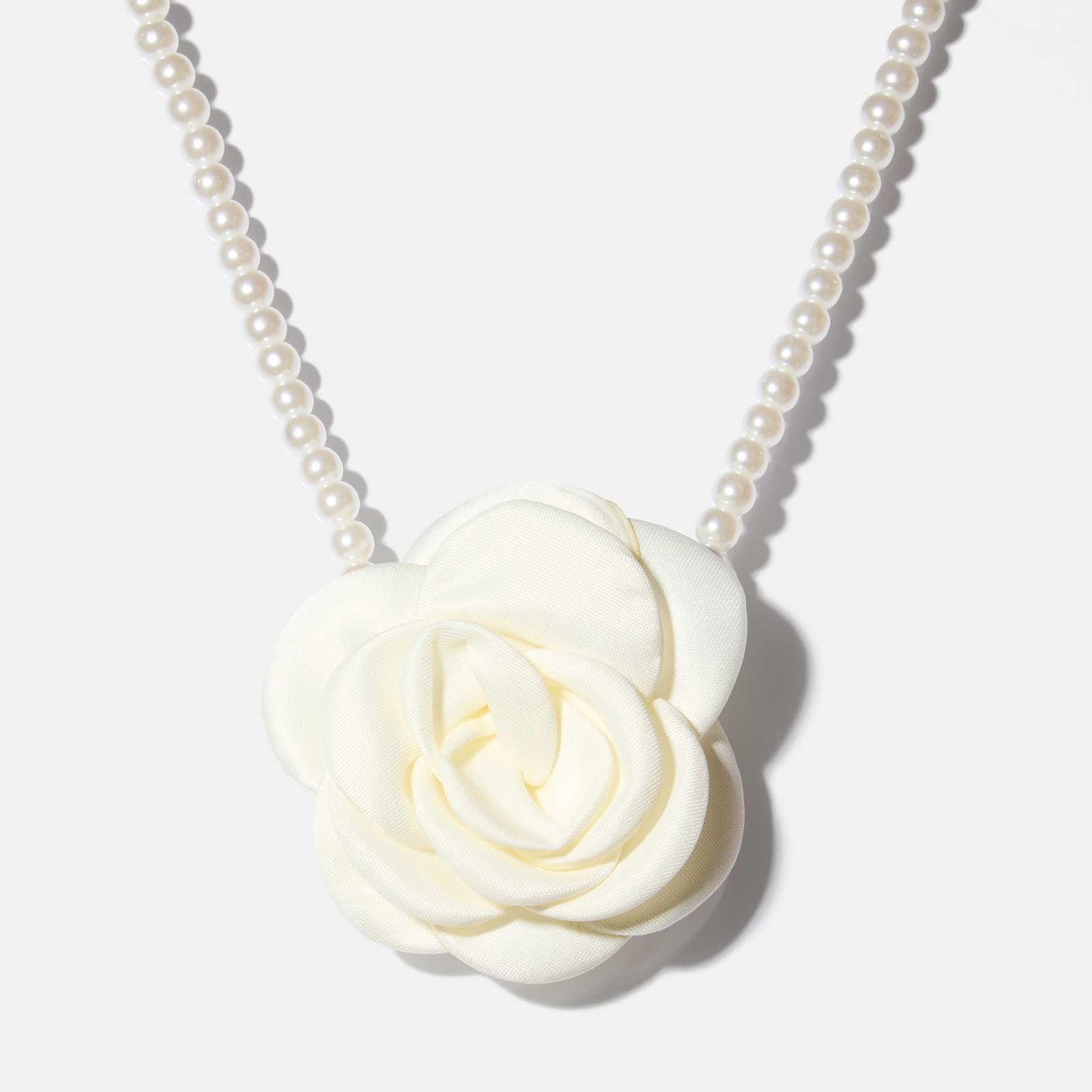 Halsband Choker - pärlor & vit blomma