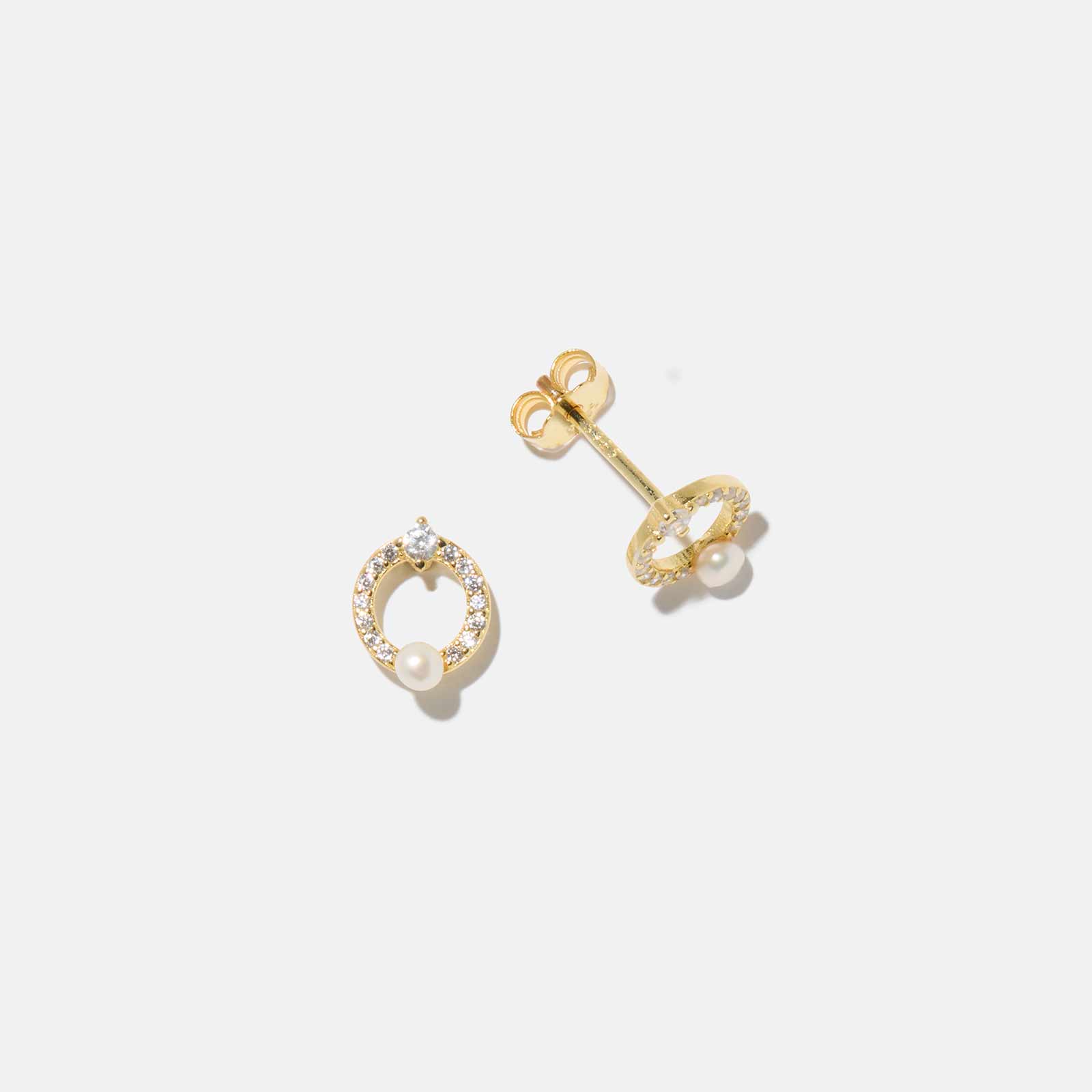 Guldpläterade örhängen i äkta silver - ringar med sötvattenpärla