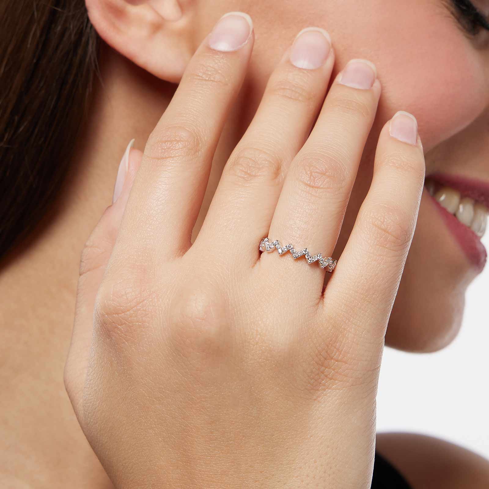 Ring i äkta silver - vita stenar, zig zag