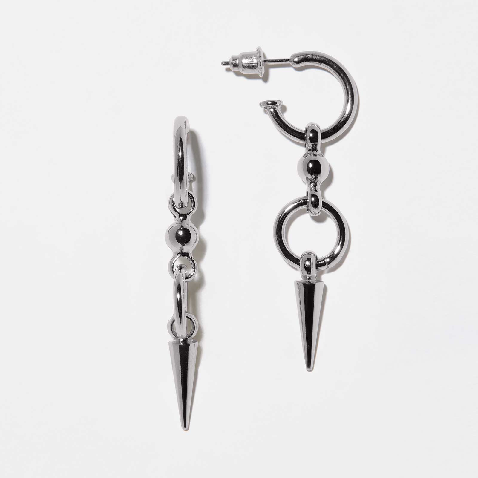 Silverfärgade örhängen - ringar och nitar