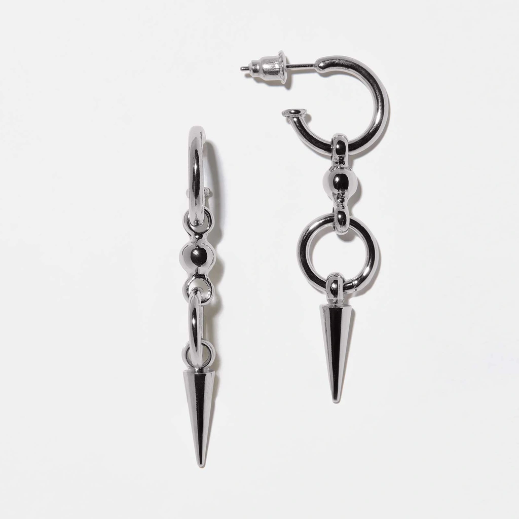 Silverfärgade örhängen - ringar och nitar