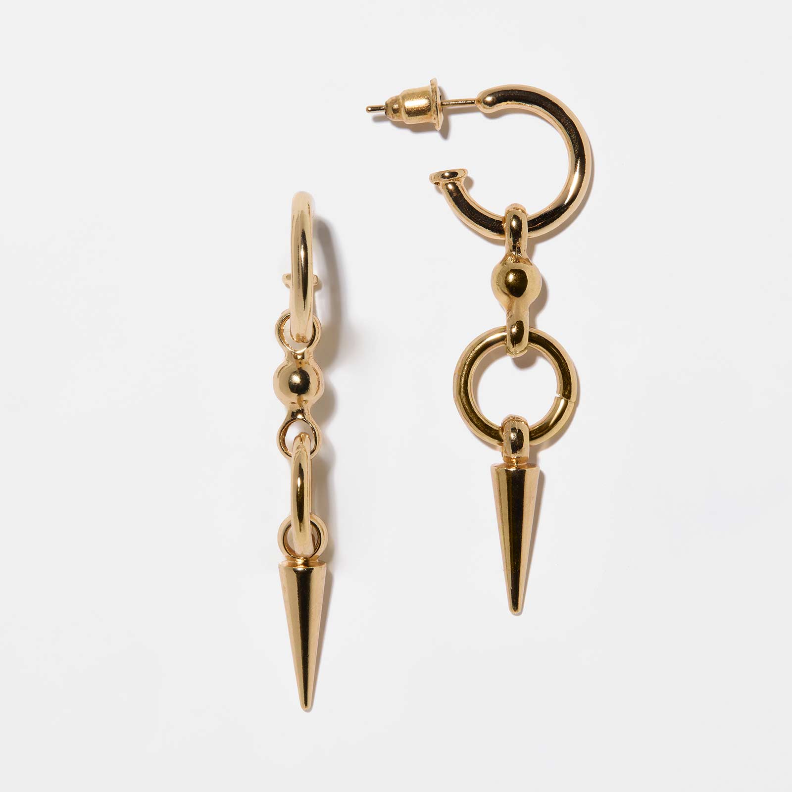 Guldfärgade örhängen - ringar och nitar
