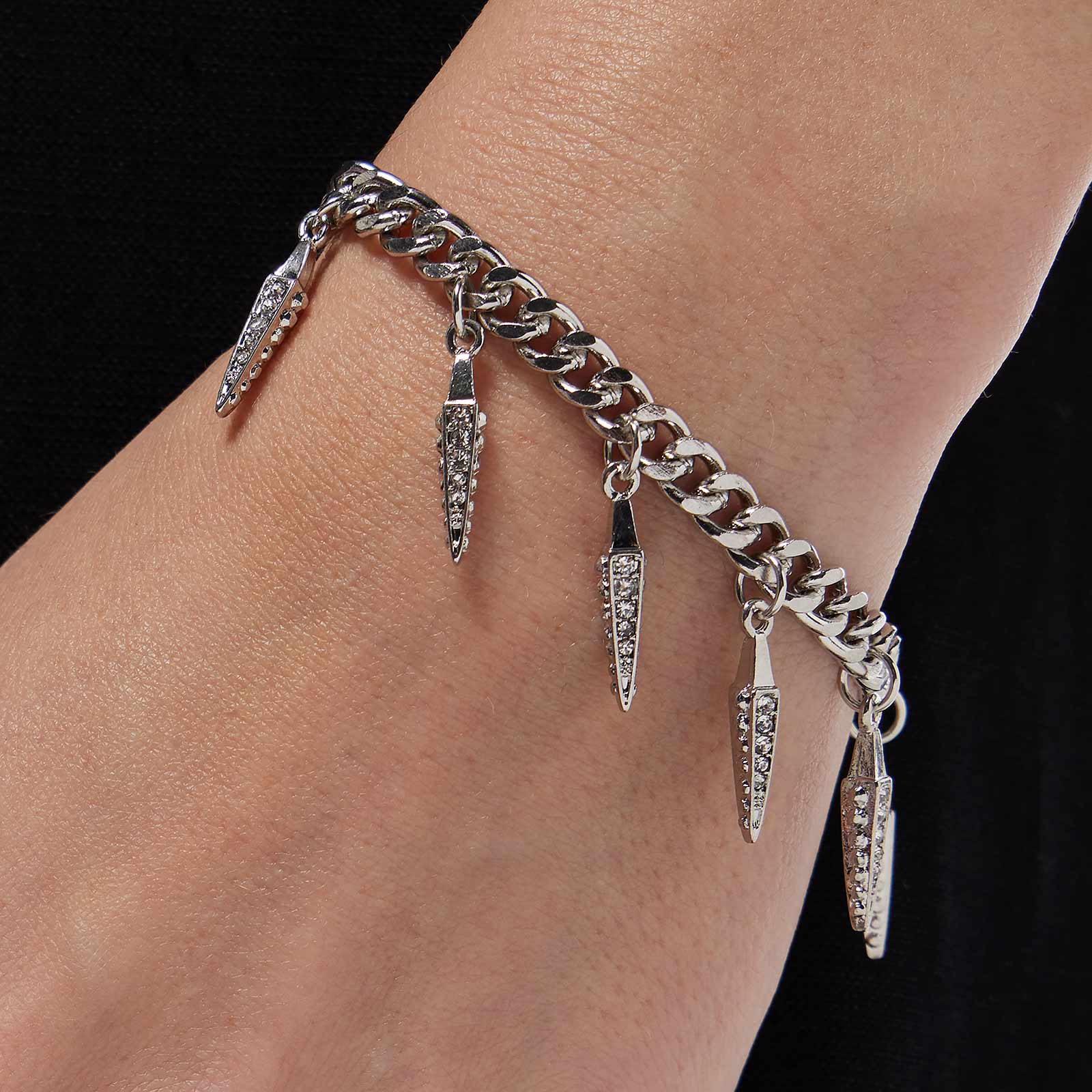 Silverfärgat armband - taggar med strass
