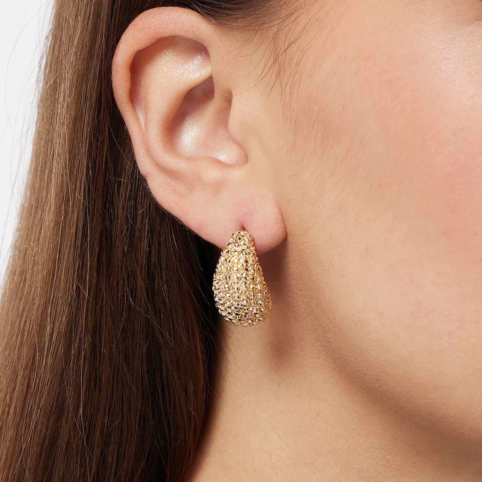 Guldfärgade örhängen - docerade hoops med struktur