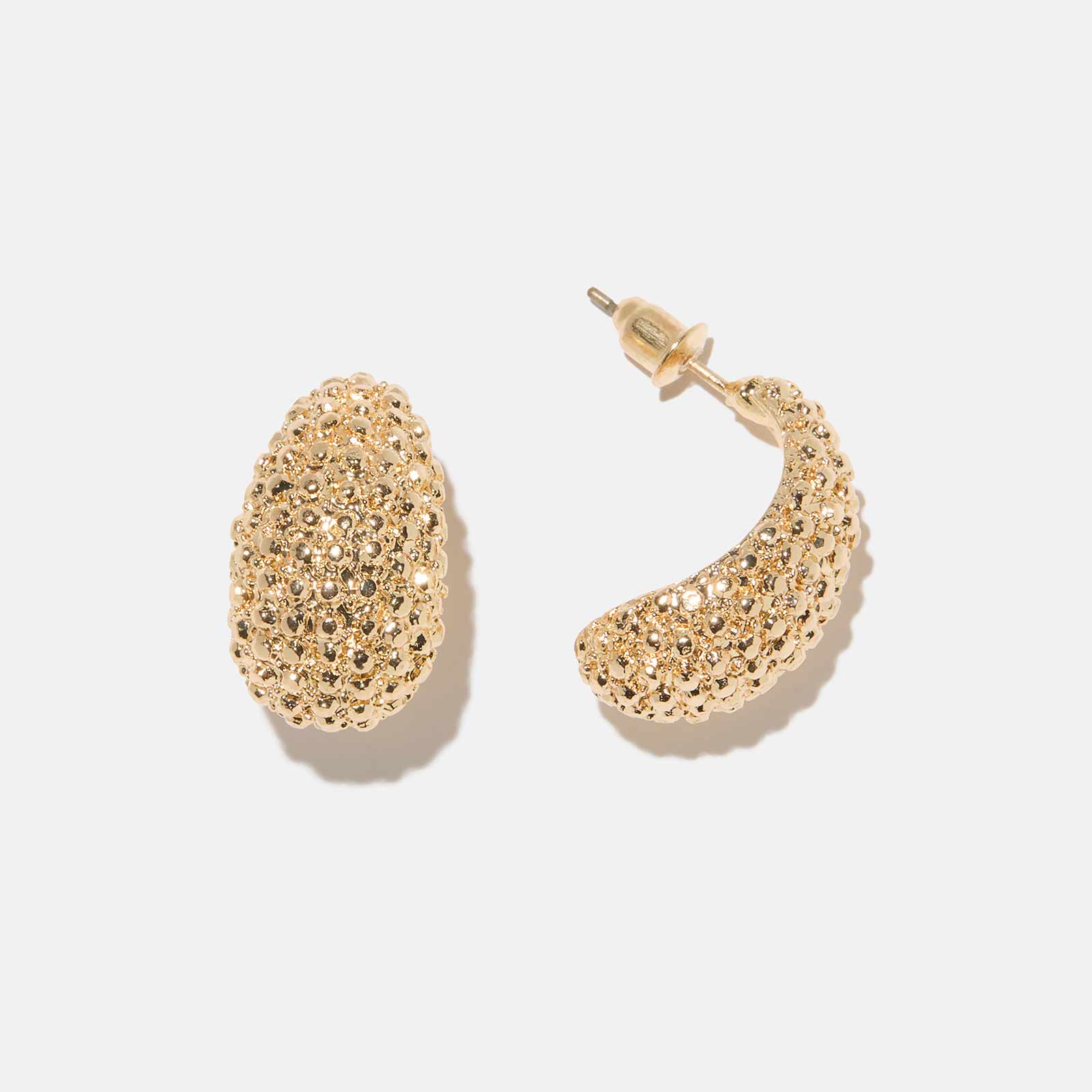 Guldfärgade örhängen - docerade hoops med struktur