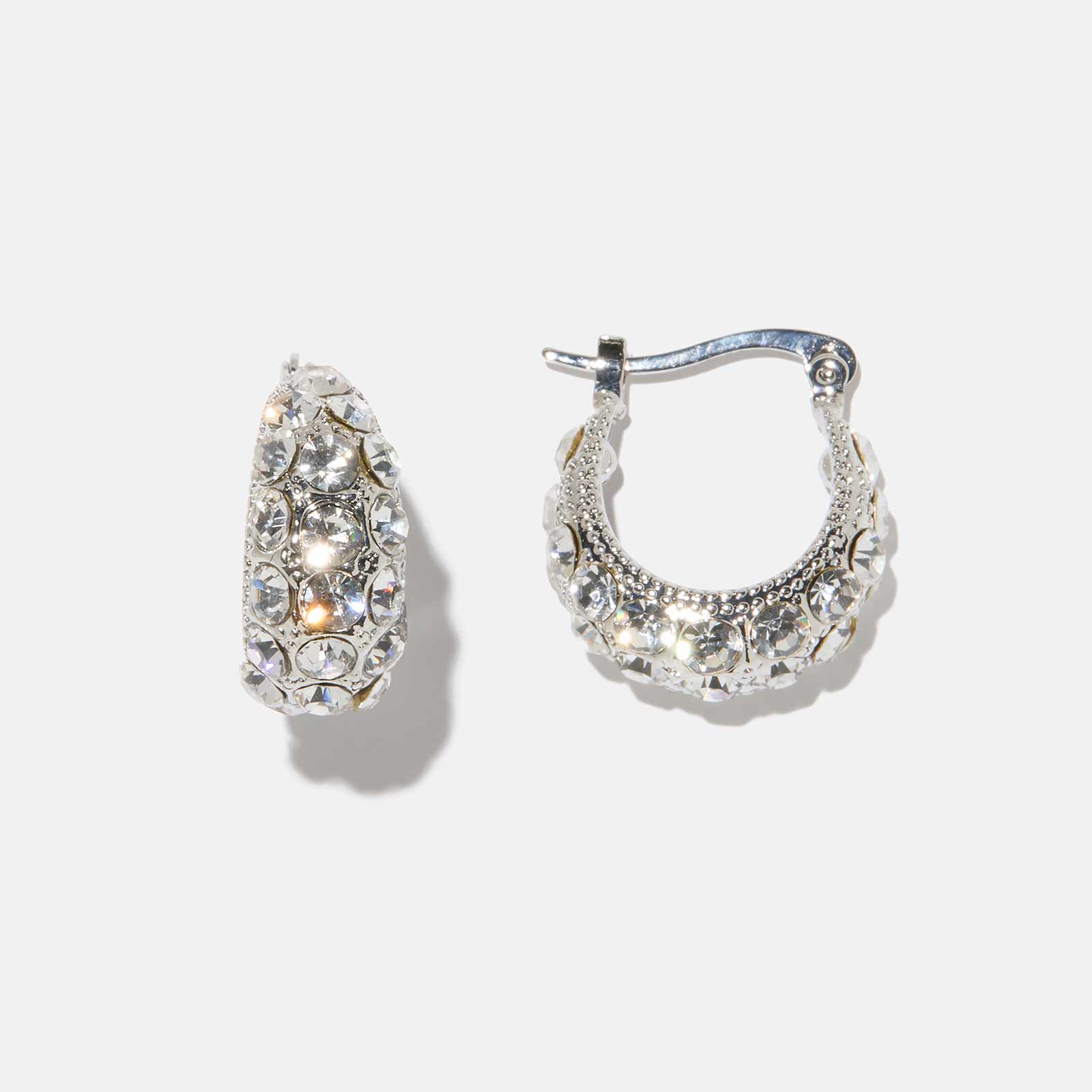 Silverfärgade örhängen - hoops med stenar, 20mm