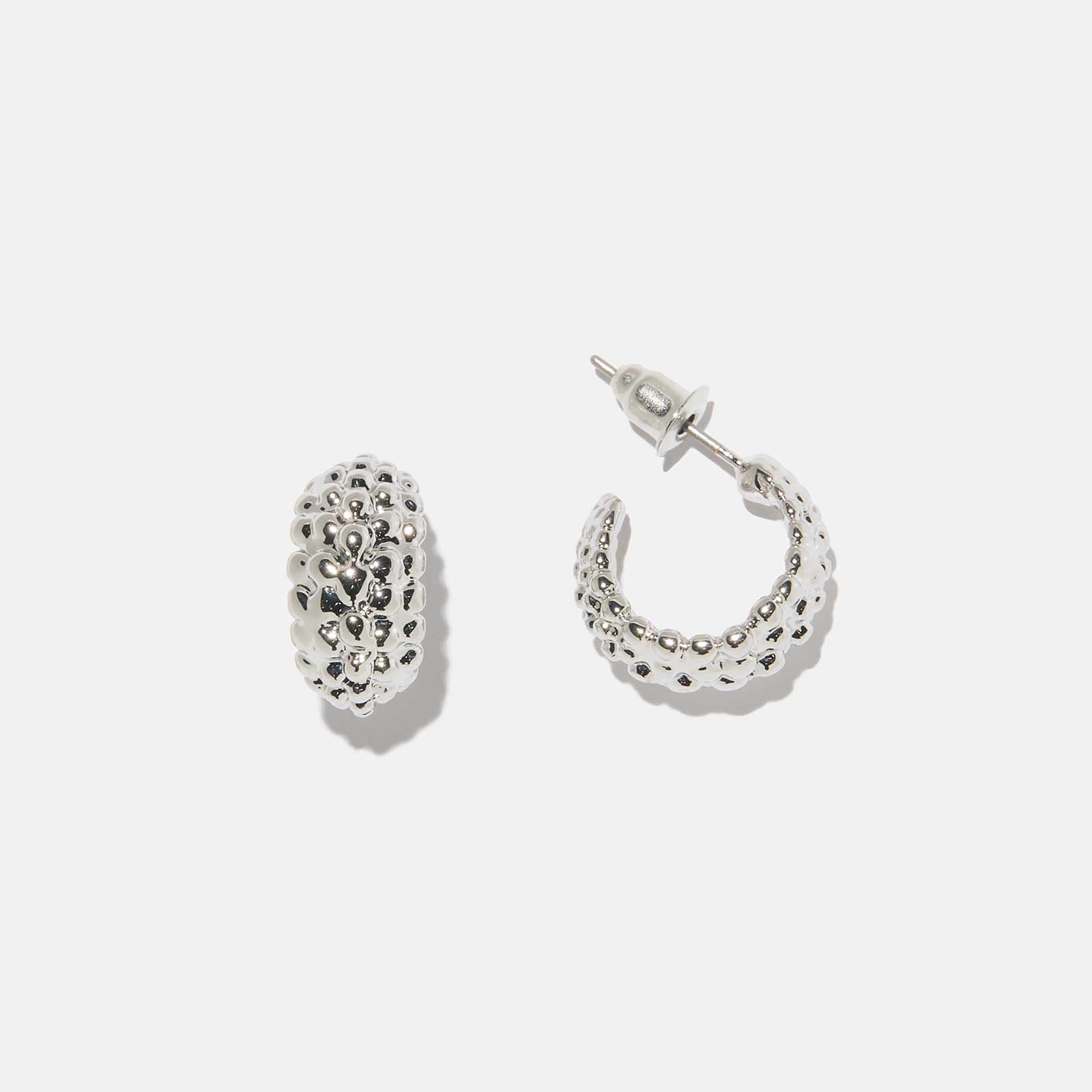 Silverfärgade örhängen - mönstrade hoops, 10mm