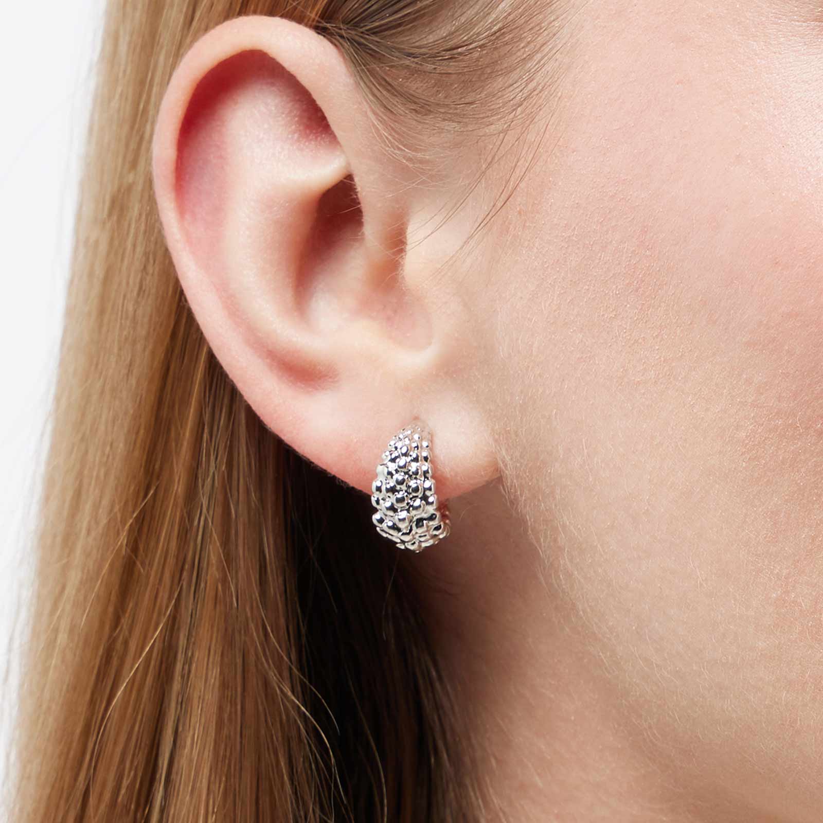 Silverfärgade örhängen - mönstrade hoops, 10mm