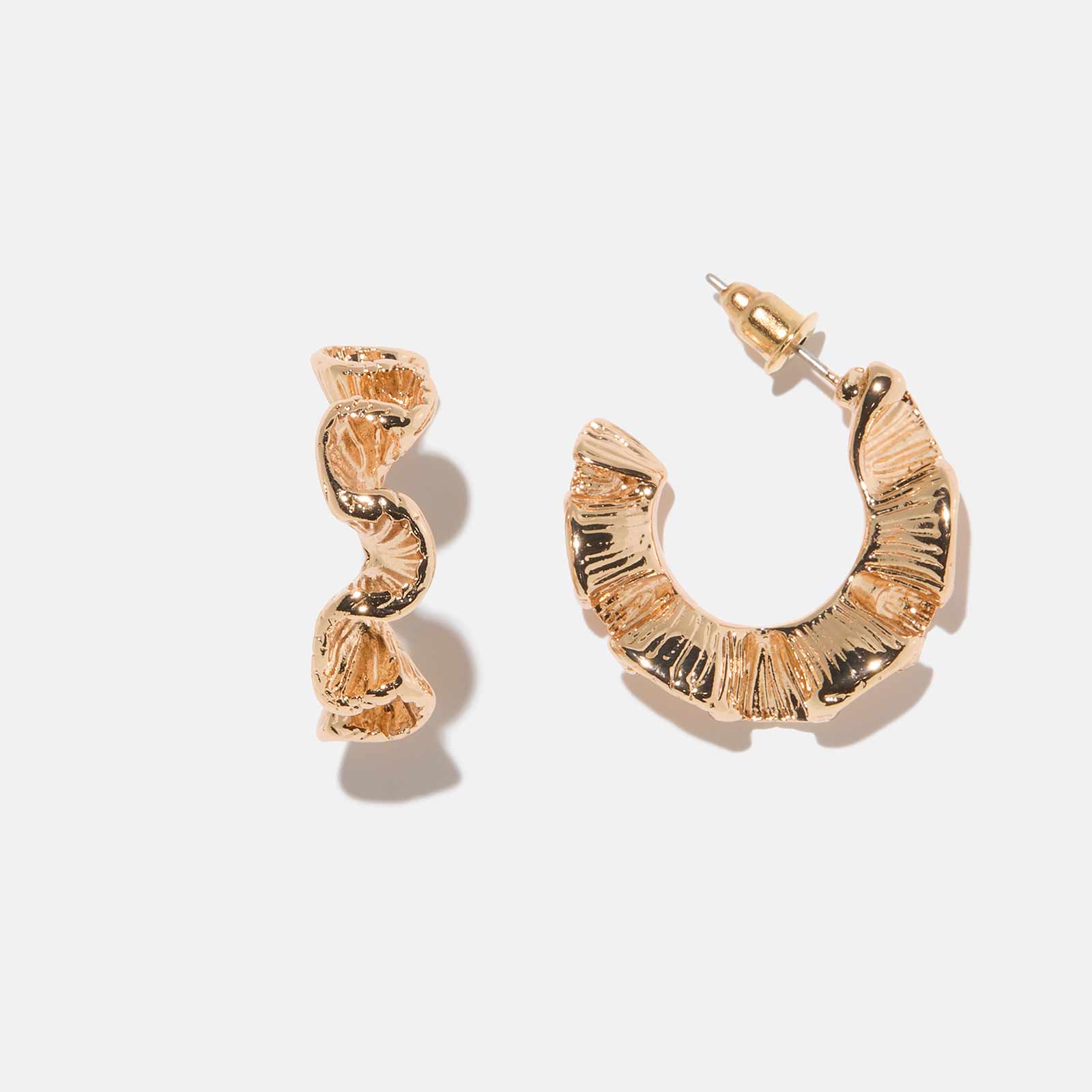 Guldfärgade örhängen - vågiga hoops, 25mm
