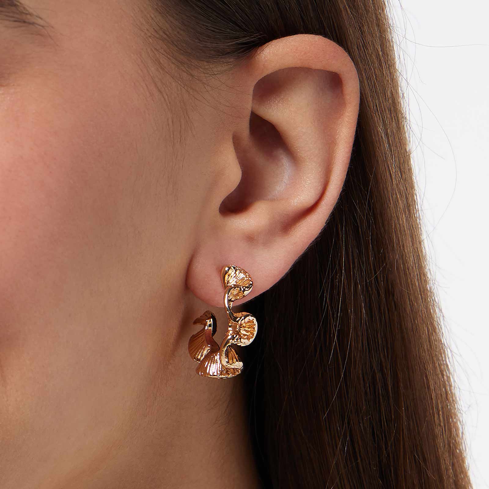 Guldfärgade örhängen - vågiga hoops, 25mm