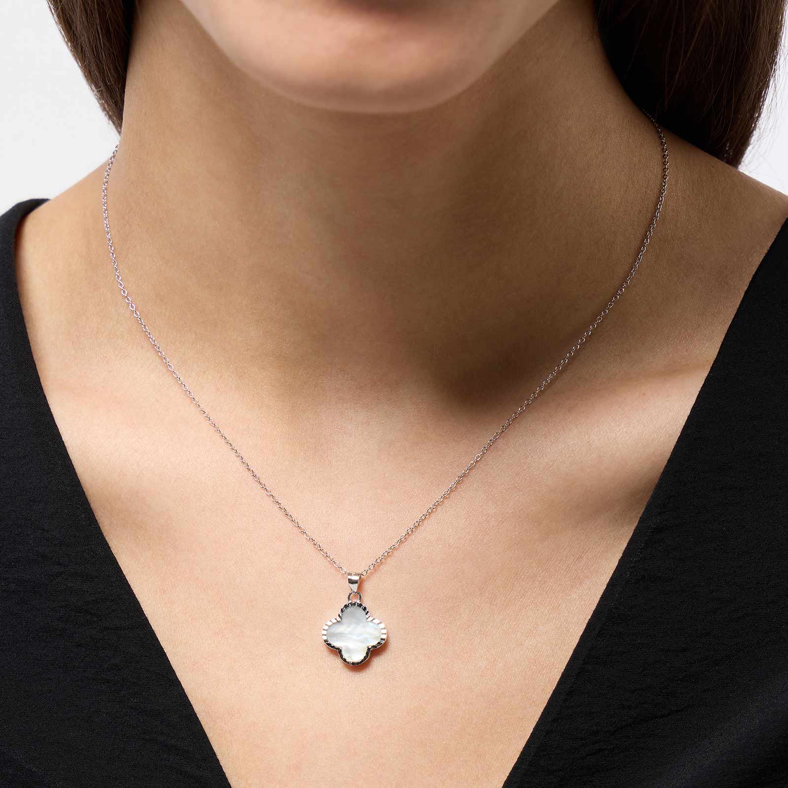 Halsband i äkta silver -  fyrklöver, snäckskal