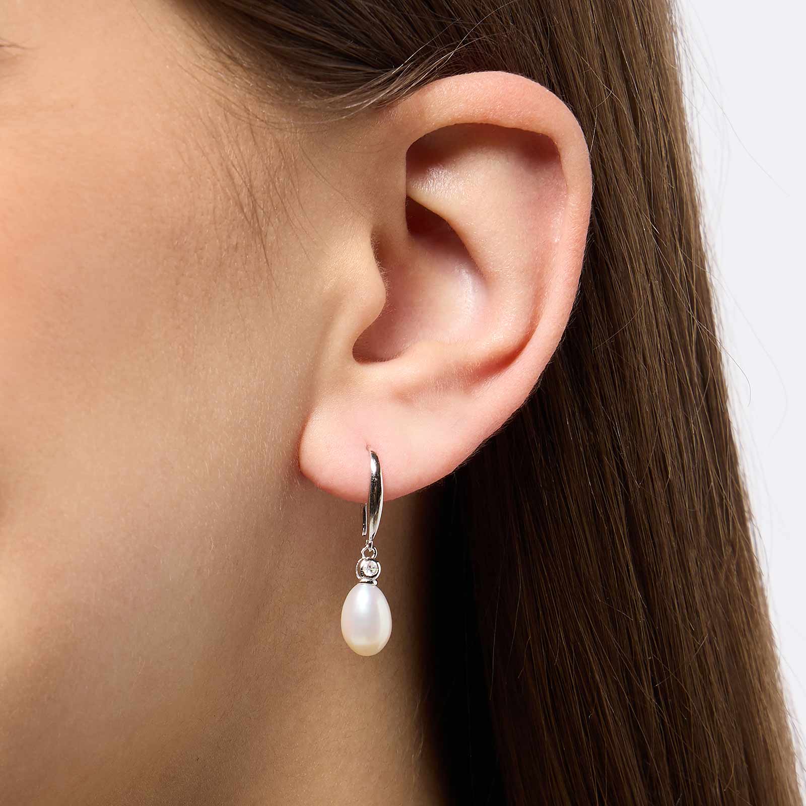 Örhängen i äkta silver - bågar, hängande ovala Shell pearls