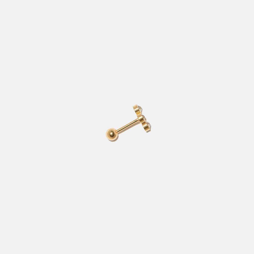 Guldfärgad Ear Piercing i titanlegering - stud, tre stenar