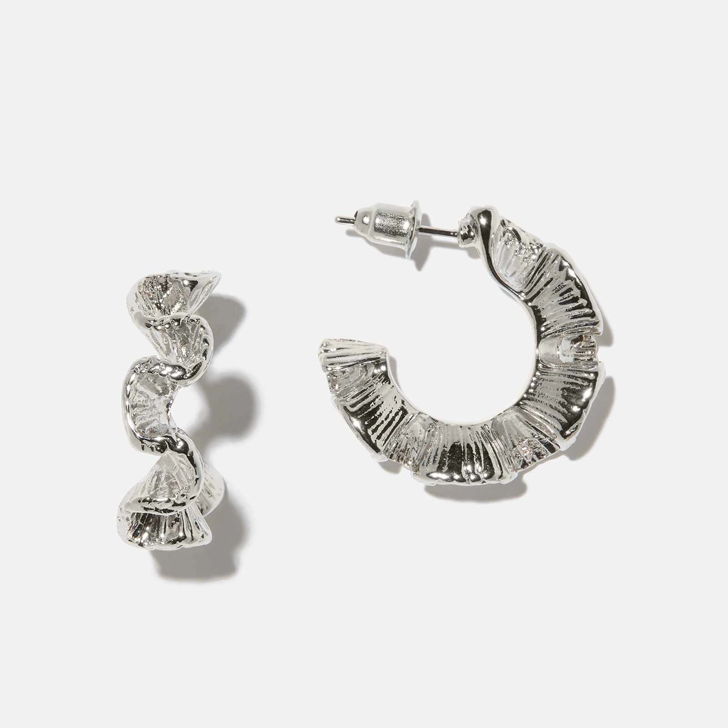 Silverfärgade örhängen - vågiga hoops, 25mm