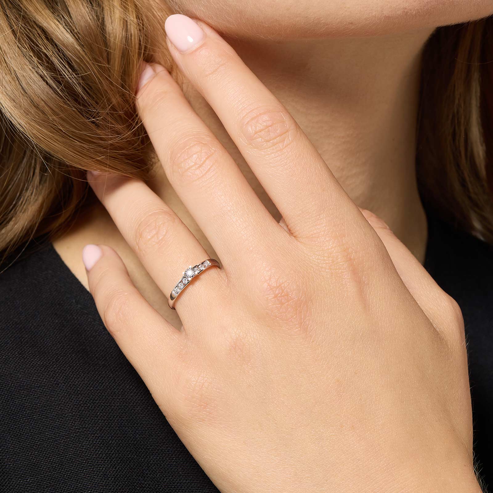 18k guldring, diamanter - vitguld, sidostensring