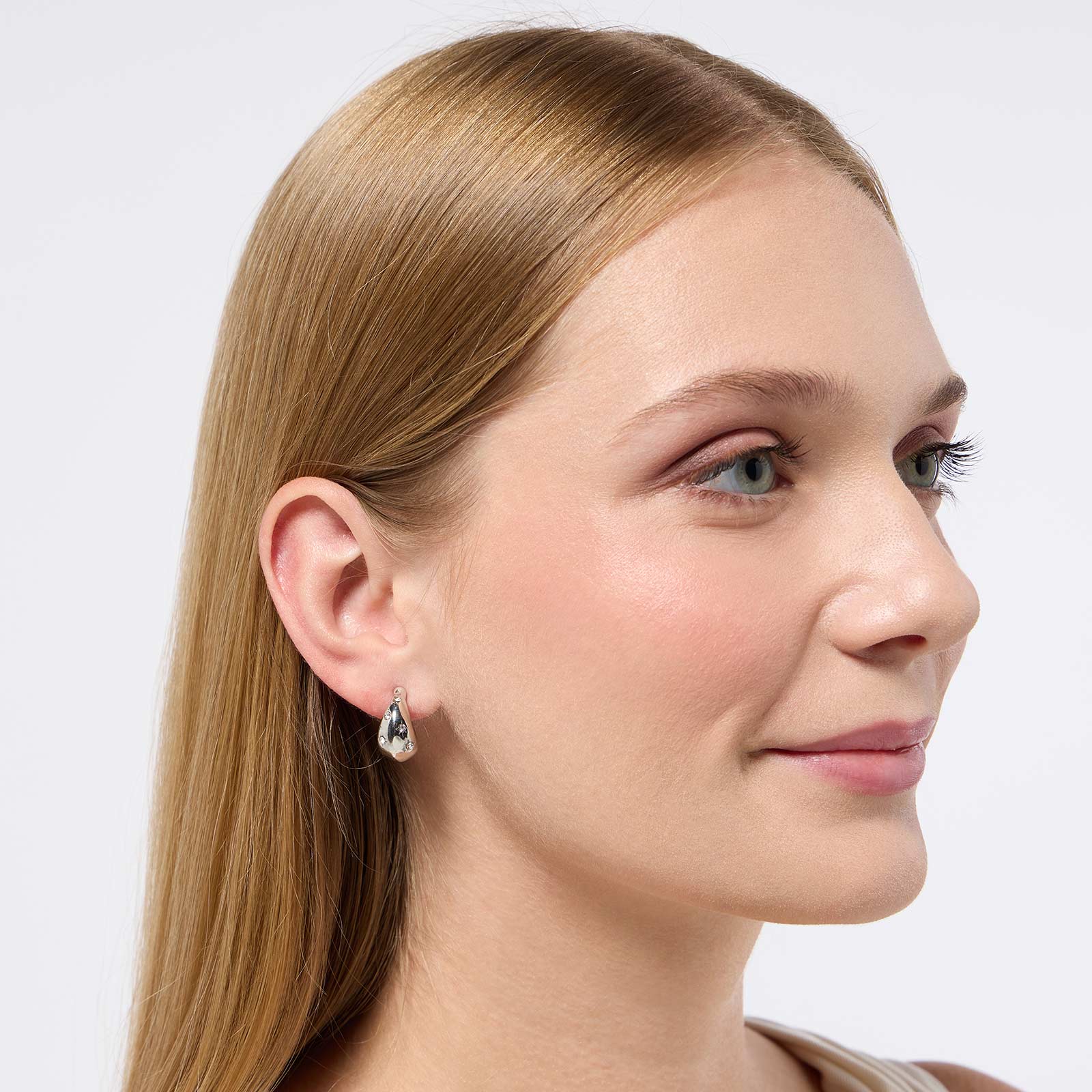 Silverfärgade örhängen - små breda hopps, stenar Silverfärgade örhängen - små breda hopps, stenar