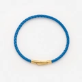 Blått flätat läderarmband med guldpläterat stålspänne, 22cm